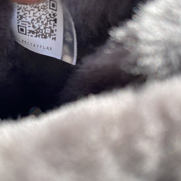 UGGS - Picture 6 of 6